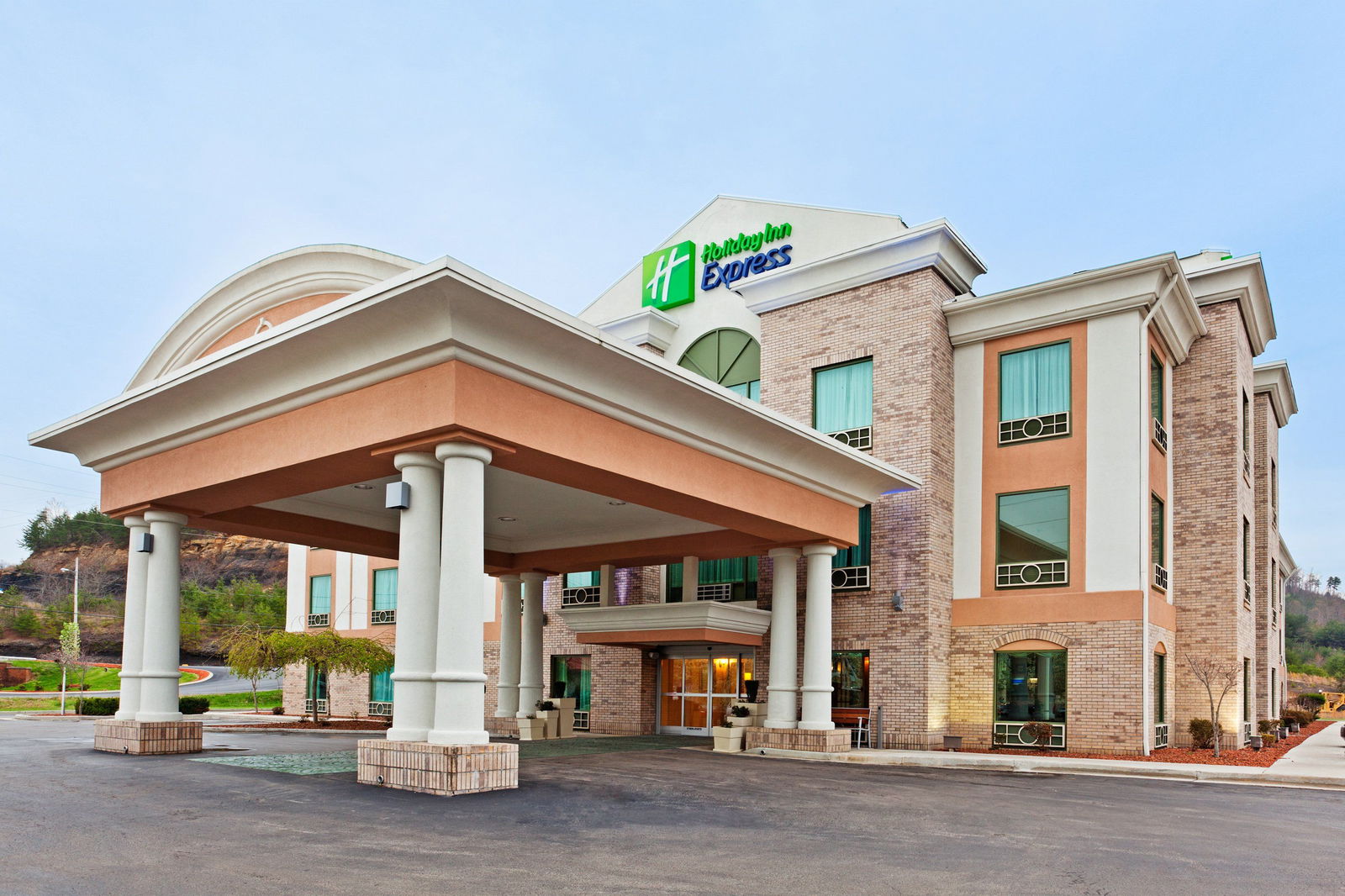 Holiday Inn Express & Suites - thumb 2