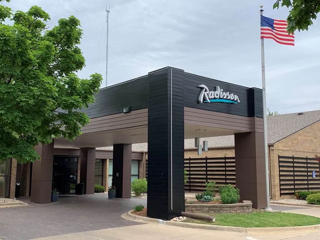 Radisson Hotel Madison - thumb 0