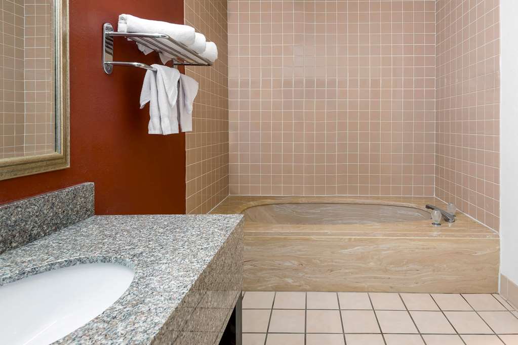 Ramada By Wyndham Indianapolis Speedway - thumb 6