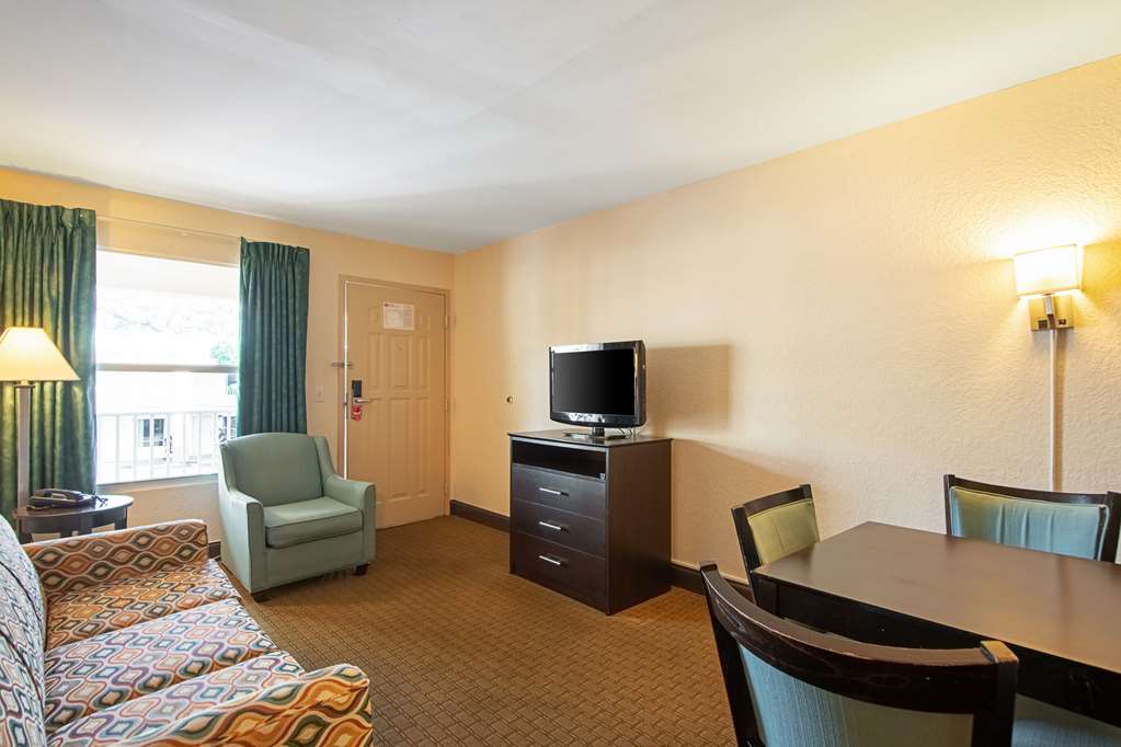 Econo Lodge Inn & Suites - thumb 14