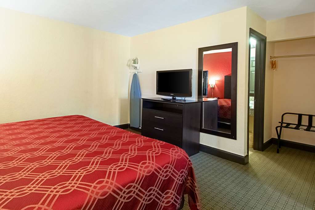 Econo Lodge Inn & Suites - thumb 17
