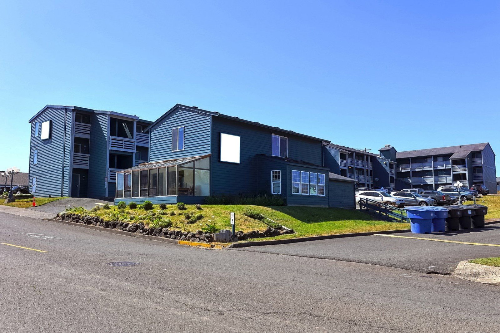 Waves Of Newport - thumb 0