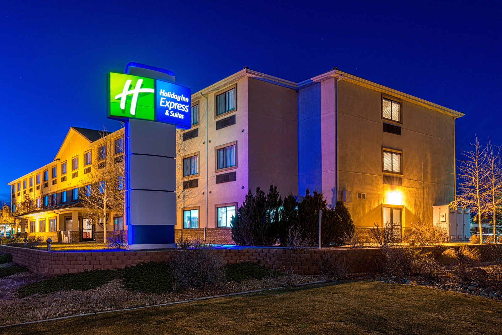 Holiday Inn Express Hotel & Suites - thumb 0
