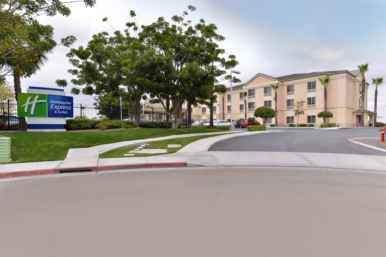 Holiday Inn Express Hotel & Suites - thumb 2