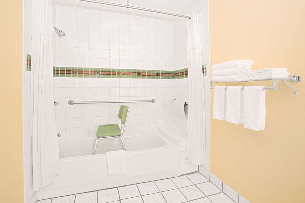 Days Inn & Suites Red Rock-Gallup - thumb 7