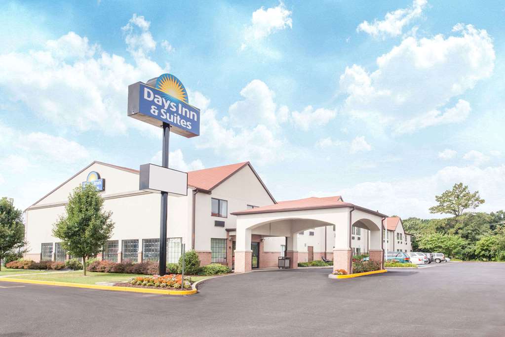 Days Inn & Suites Seaford - thumb 0
