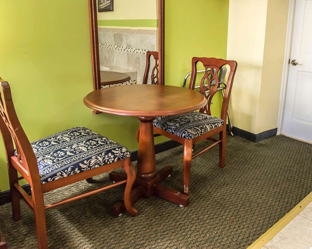 Econo Lodge - thumb 11