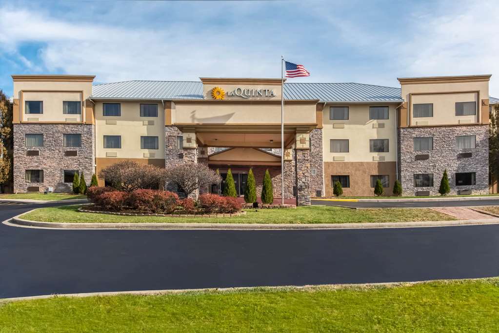La Quinta Inn & Suites Fairborn - thumb 2