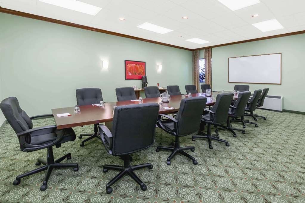 Ramada Lansing Hotel & Conference Ctr - thumb 10