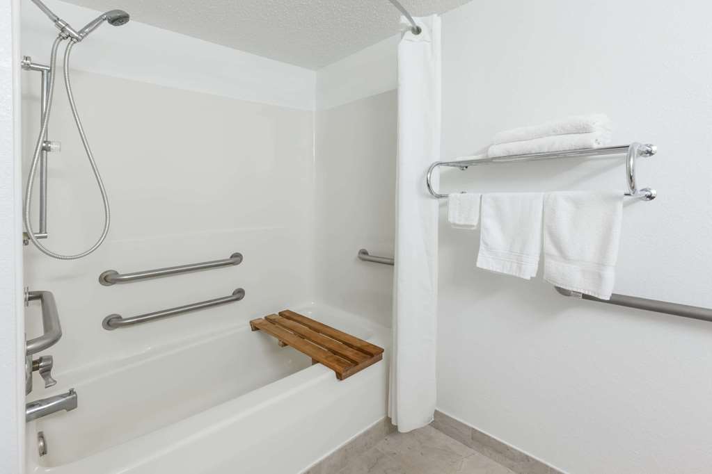 Super 8 Ionia MI - thumb 9