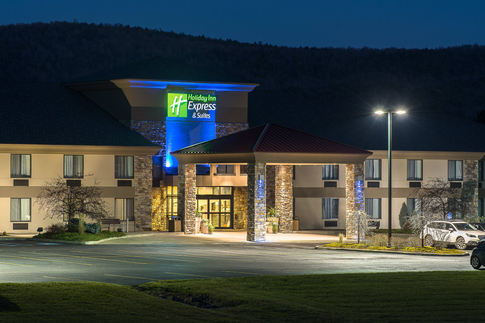 Holiday Inn Express Hotel & Suites - thumb 1