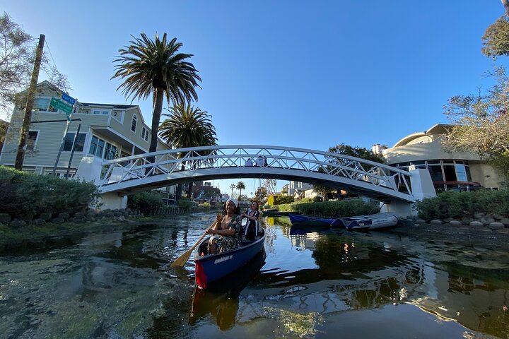 Canoe 1-Hour Rental On The Venice Canals - thumb 4