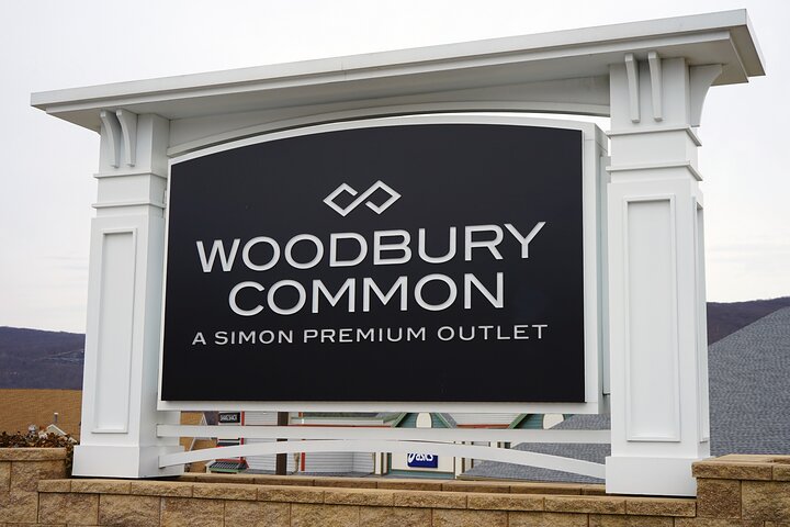 Shopping Tour To Woodbury Common Premium Outlets By Limousine - thumb 3