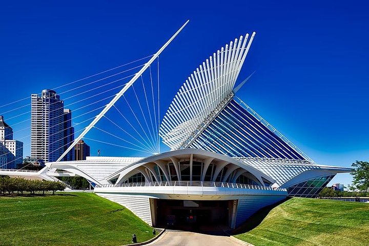 Private Transfer Milwaukee Airport MKE To Milwaukee In An SUV - thumb 1